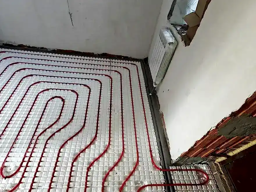 Смонтированный водяной теплый пол