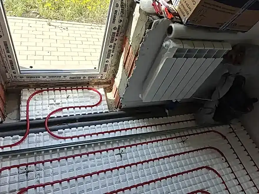 Смонтированный водяной теплый пол